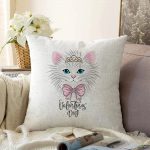 Beyaz Zeminde Sevimli Kedicik Özel Tasarım Çocuk Odası Raşel Kadife Yastık Kırlent Kılıfı Realhomes