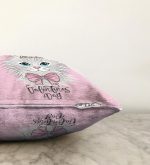 Pembe Zeminde Sevimli Kedicik Özel Tasarım Çocuk Odası Raşel Kadife Yastık Kırlent Kılıfı Realhomes