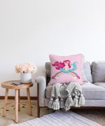 Pembe Zeminde Denizkızı Desenli Dijital Baskılı Çocuk Odası Raşel Kadife Yastık Kırlent Kılıfı Realhomes