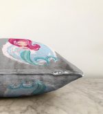 Gri Zeminde Denizkızı Desenli Dijital Baskılı Çocuk Odası Raşel Kadife Yastık Kırlent Kılıfı Realhomes