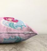 Pembe Zeminde Denizkızı Desenli Dijital Baskılı Çocuk Odası Raşel Kadife Yastık Kırlent Kılıfı Realhomes