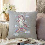 Gri Zeminde Unicorn At Desenli Çocuk Odası Raşel Kadife Yastık Kırlent Kılıfı Realhomes