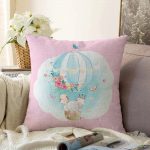 Pembe Zeminde Uçan Balon Desenli Dijital Baskılı Çocuk Odası Raşel Kadife Yastık Kılıfı Realhomes