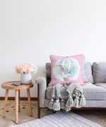 Pembe Zeminde Uçan Balon Desenli Dijital Baskılı Çocuk Odası Raşel Kadife Yastık Kılıfı Realhomes