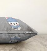 Gri Zeminde Sevimli Tavşan Motifli Çocuk Odası Raşel Kadife Yastık Kırlent Kılıfı Realhomes