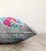 Gri Zeminde Denizkızı Tasarımlı Dijital Baskılı Çocuk Odası Raşel Kadife Yastık Kırlent Kılıfı Realhomes