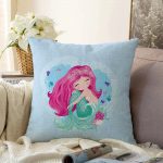 - Sonil-K-4331m-Gorsel1 - Realhomes  Mavi Zeminde Denizkızı Tasarımlı Dijital Baskılı Çocuk Odası Raşel Kadife Kırlent Kılıfı Realhomes