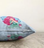 - Sonil-K-4331m-Gorsel3 - Realhomes  Mavi Zeminde Denizkızı Tasarımlı Dijital Baskılı Çocuk Odası Raşel Kadife Kırlent Kılıfı Realhomes