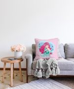 Pembe Zeminde Denizkızı Tasarımlı Dijital Baskılı Çocuk Odası Raşel Kadife Yastık Kılıfı Realhomes