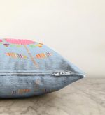 Mavi Zeminde Baby Shower Tasarımlı Çocuk Odası Raşel Kadife Yastık Kırlent Kılıfı Realhomes