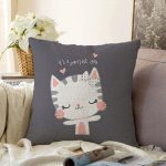 Sevimli Kedicik Desenli Çocuk Odası Raşel Kadife Yastık Kırlent Kılıfı Realhomes