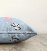 - Sonil-K-4353m-Gorsel3 - Realhomes  Uçan Balonlar ve Sevimli Panda Desenli Çocuk Odası Raşel Kadife Yastık Kırlent Kılıfı Realhomes