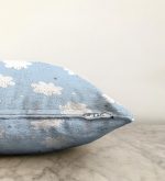 Mavi Zeminde Bulutlar Özel Tasarımlı Çocuk Odası Raşel Kadife Yastık Kırlent Kılıfı Realhomes