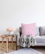 Pembe Zeminde Renkli Kalpler Çocuk Odası Raşel Kadife Yastık Kırlent Kılıfı Realhomes