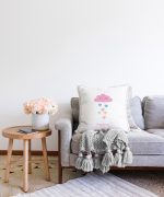 Beyaz Zeminde Pembe Bulutlu Baby Shower Çocuk Odası Raşel Kadife Yastık Kırlent Kılıfı Realhomes