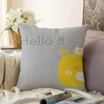 - Sonil-K-4372g-Gorsel1 - Realhomes Sarı Ayıcık Hello Motifli Çocuk Odası Raşel Kadife Yastık Kırlent Kılıfı Realhomes