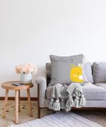 - Sonil-K-4372g-Gorsel2 - Realhomes Sarı Ayıcık Hello Motifli Çocuk Odası Raşel Kadife Yastık Kırlent Kılıfı Realhomes