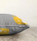 - Sonil-K-4372g-Gorsel3 - Realhomes Sarı Ayıcık Hello Motifli Çocuk Odası Raşel Kadife Yastık Kırlent Kılıfı Realhomes