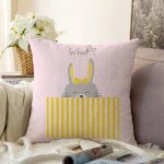 Pembe Zeminde Gri Sarı Ayıcık Motifli Bebek Odası Raşel Kadife Yastık Kırlent Kılıfı Realhomes
