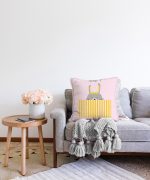 Pembe Zeminde Gri Sarı Ayıcık Motifli Bebek Odası Raşel Kadife Yastık Kırlent Kılıfı Realhomes