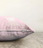 Pembe Zeminde Baykuş Özel Tasarımlı Bebek Odası Raşel Kadife Yastık Kırlent Kılıfı Realhomes