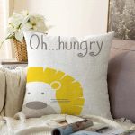 Beyaz Zeminde Hungry Aslan Motifli Dijital Baskılı Bebek Odası Raşel Kadife Yastık Kılıfı Realhomes