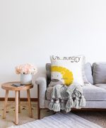 Beyaz Zeminde Hungry Aslan Motifli Dijital Baskılı Bebek Odası Raşel Kadife Yastık Kılıfı Realhomes