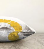 Beyaz Zeminde Hungry Aslan Motifli Dijital Baskılı Bebek Odası Raşel Kadife Yastık Kılıfı Realhomes