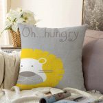 - Sonil-K-4381g-Gorsel1 - Realhomes Gri Zeminde Hungry Aslan Motifli Dijital Baskılı Bebek Odası Raşel Kadife Kırlent Kılıfı Realhomes