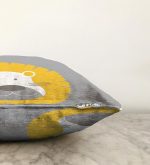 - Sonil-K-4381g-Gorsel3 - Realhomes Gri Zeminde Hungry Aslan Motifli Dijital Baskılı Bebek Odası Raşel Kadife Kırlent Kılıfı Realhomes