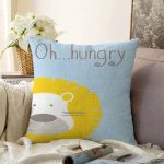 Mavi Zeminde Hungry Aslan Motifli Dijital Baskılı Bebek Odası Raşel Kadife Yastık Kılıfı Realhomes