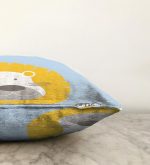 Mavi Zeminde Hungry Aslan Motifli Dijital Baskılı Bebek Odası Raşel Kadife Yastık Kılıfı Realhomes