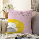 Pembe Zeminde Hungry Aslan Motifli Dijital Baskılı Bebek Odası Raşel Kadife Kırlent Kılıfı Realhomes