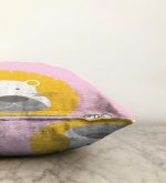 Pembe Zeminde Hungry Aslan Motifli Dijital Baskılı Bebek Odası Raşel Kadife Kırlent Kılıfı Realhomes