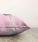 - Sonil-K-4383p-Gorsel3 - Realhomes Hello Kedicik Özel Tasarımlı Bebek Odası Raşel Kadife Yastık Kırlent Kılıfı Realhomes