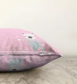 - Sonil-K-4391p-Gorsel3 - Realhomes  Pembe Zeminde Ayıcık Bebek Odası Raşel Kadife Yastık Kırlent Kılıfı Realhomes