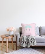 Pembe Zeminde Şemsiye ve Sevimli Ayıcıklar Motifli Bebek Odası Raşel Kadife Yastık Kılıfı Realhomes