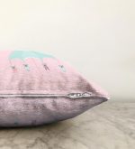 Pembe Zeminde Şemsiye ve Sevimli Ayıcıklar Motifli Bebek Odası Raşel Kadife Yastık Kılıfı Realhomes