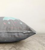 Gri Zeminde Şemsiye ve Sevimli Ayıcıklar Motifli Bebek Odası Raşel Kadife Yastık Kılıfı Realhomes