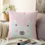 Pembe Zeminde Sevimli Ayıcık Motifli Bebek Odası Raşel Kadife Yastık Kırlent Kılıfı Realhomes