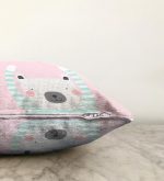 Pembe Zeminde Sevimli Ayıcık Motifli Bebek Odası Raşel Kadife Yastık Kırlent Kılıfı Realhomes