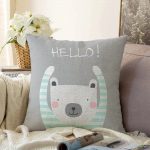 Gri Zeminde Sevimli Ayıcık Motifli Bebek Odası Raşel Kadife Yastık Kırlent Kılıfı Realhomes