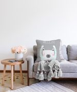 Gri Zeminde Sevimli Ayıcık Motifli Bebek Odası Raşel Kadife Yastık Kırlent Kılıfı Realhomes