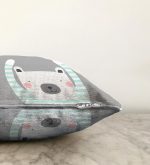 Gri Zeminde Sevimli Ayıcık Motifli Bebek Odası Raşel Kadife Yastık Kırlent Kılıfı Realhomes