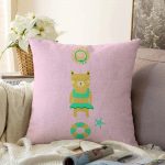 Pembe Zeminde Deniz ve Ayıcık Desenli Bebek Odası Raşel Kadife Yastık Kırlent Kılıfı Realhomes