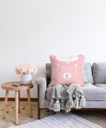 - Sonil-K-4404-Gorsel2 - Realhomes  Pembe Zeminde Mutlu Ayıcık Desenli Bebek Odası Raşel Kadife Yastık Kırlent Kılıfı Realhomes