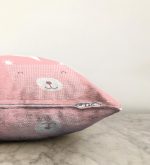 - Sonil-K-4404-Gorsel3 - Realhomes  Pembe Zeminde Mutlu Ayıcık Desenli Bebek Odası Raşel Kadife Yastık Kırlent Kılıfı Realhomes