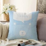 Mavi Zeminde Mutlu Ayıcık Desenli Bebek Odası Raşel Kadife Yastık Kırlent Kılıfı Realhomes