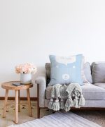 Mavi Zeminde Mutlu Ayıcık Desenli Bebek Odası Raşel Kadife Yastık Kırlent Kılıfı Realhomes