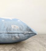 Mavi Zeminde Mutlu Ayıcık Desenli Bebek Odası Raşel Kadife Yastık Kırlent Kılıfı Realhomes